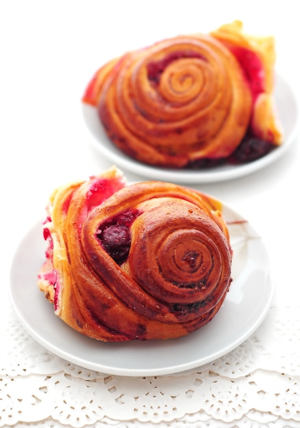 Tarta de bayas caseras con arándanos cereza y moras en el cuadro blanco