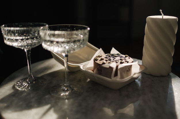 Tarta bento de chocolate con un poco de champán para una pequeña fiesta de cumpleaños exquisitas copas de champán