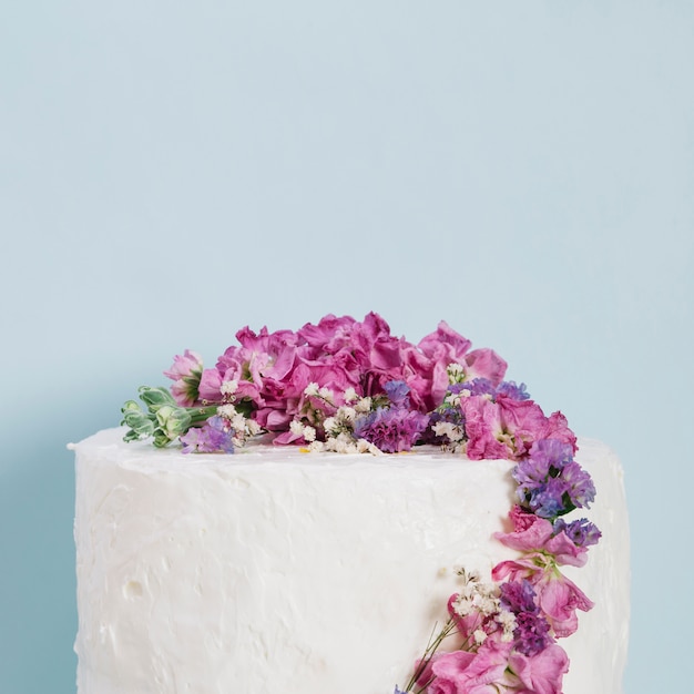 Foto tarta de boda con flores