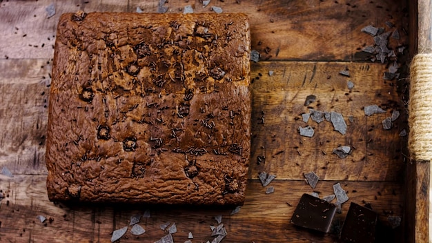 Tarta de brownie decorada con chocolate desmenuzado