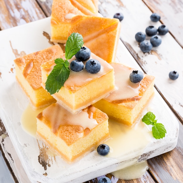 Tarta de budín al horno casera tradicional con crema de crema y arándanos