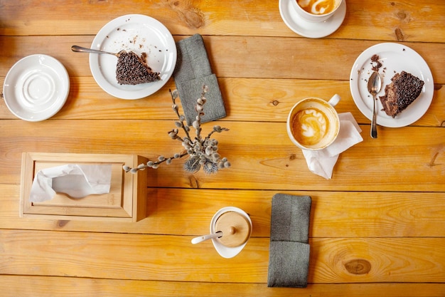 Foto tarta de café y chocolate de postre en una mesa de madera