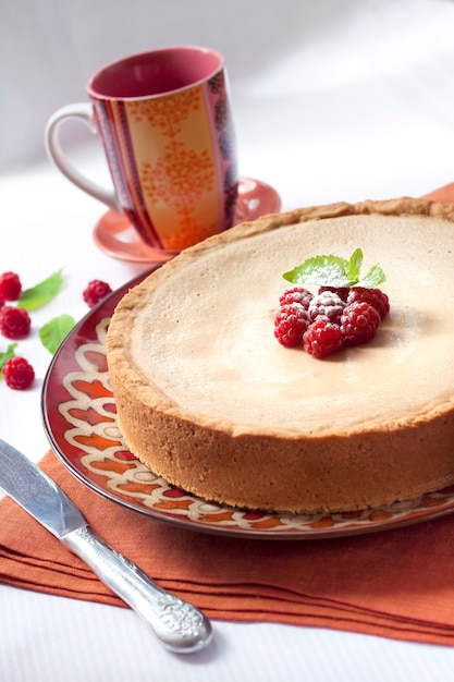 Tarta de café y crema con frambuesas