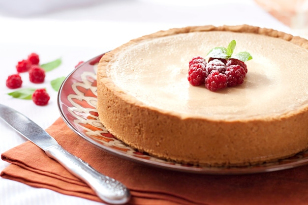 Tarta de café y crema con frambuesas