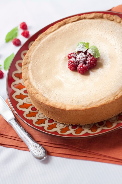 Tarta de café y crema con frambuesas