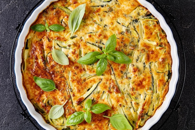 Tarta de calabacín italiano Scarpaccia en una fuente para horno