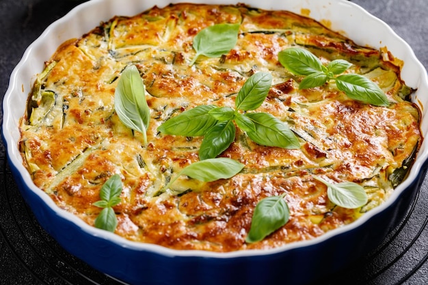 Tarta de calabacín italiano Scarpaccia en una fuente para horno