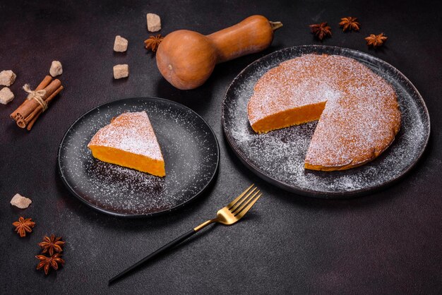 Tarta de calabaza hecha para el día de Acción de Gracias con crema batida en un plato negro