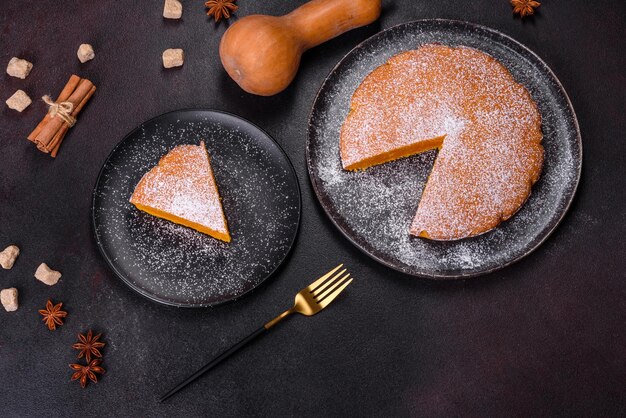 Tarta de calabaza hecha para el día de Acción de Gracias con crema batida en un plato negro