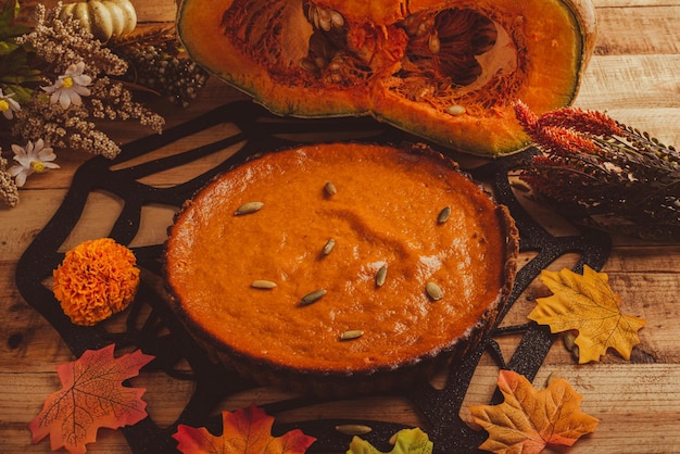 Tarta de calabaza en mesa de madera. Postre para la cena de acción de gracias y calabaza en mesa de madera.