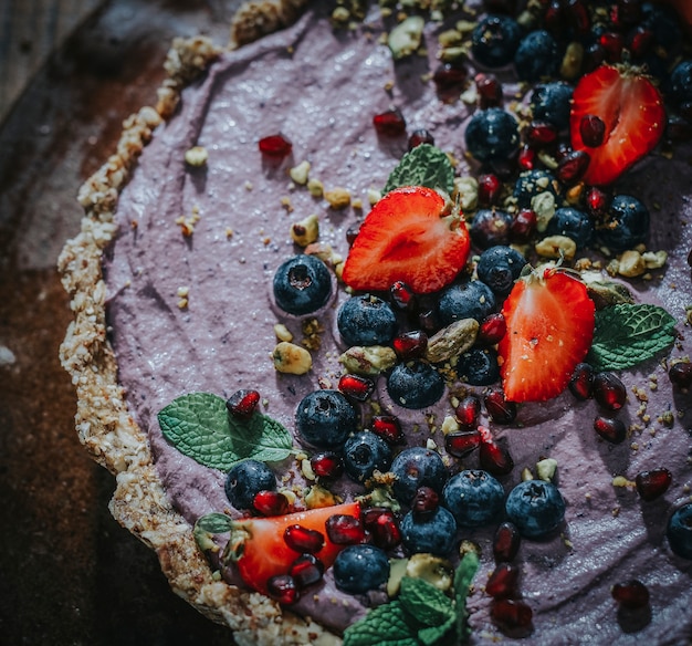 Tarta de camote con fresas y arándanos