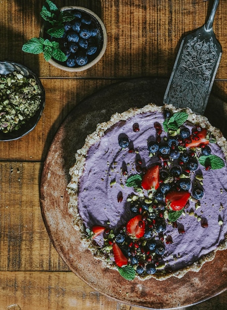 Tarta de camote con fresas y arándanos