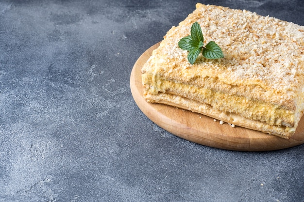 Foto tarta en capas con crema de milhojas napoleón rebanada de vainilla con menta