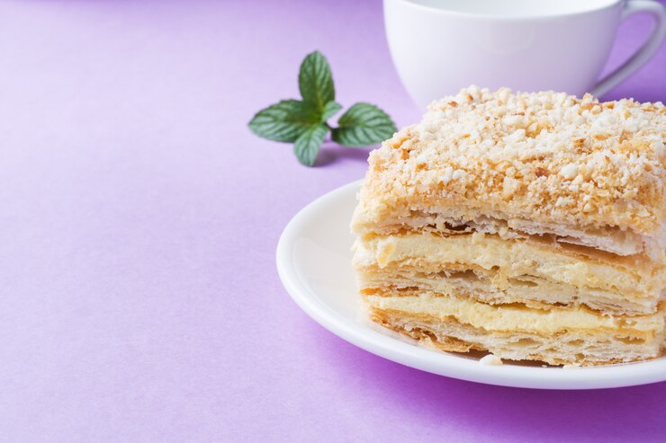 Foto tarta en capas con crema de milhojas napoleón rebanada de vainilla con menta