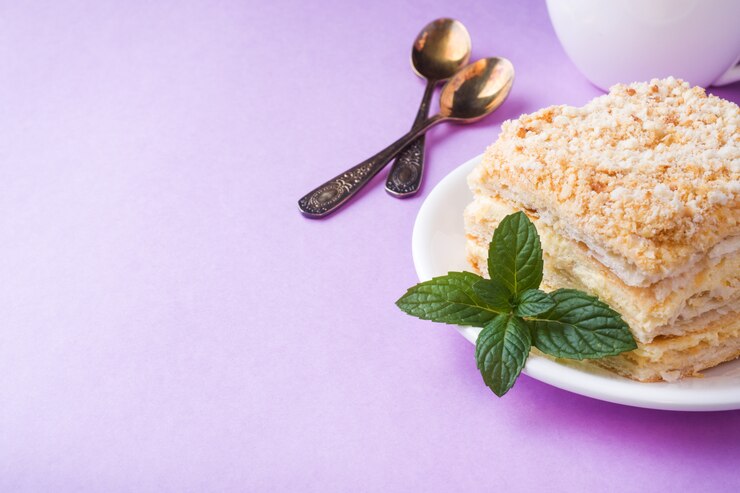 Foto tarta en capas con crema de milhojas napoleón rebanada de vainilla con menta