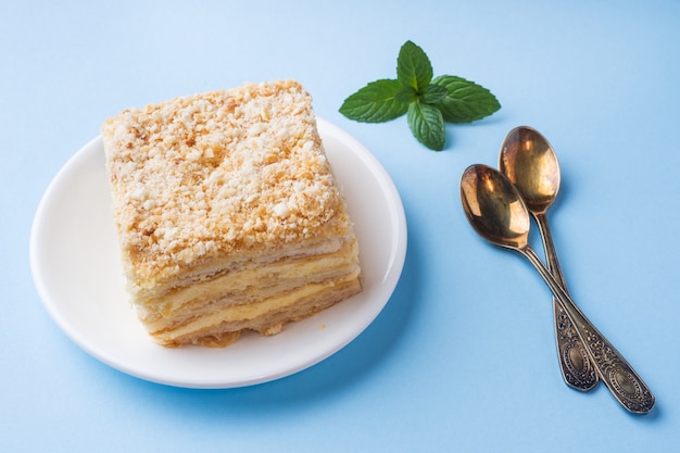 Tarta en capas con crema de milhojas Napoleón rebanada de vainilla con menta