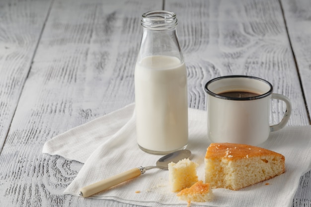 Tarta de caramelo en la mesa