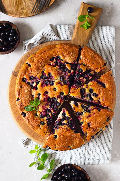 Tarta casera con arándanos y hojas de menta fresca