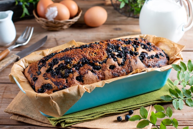 Tarta casera con arándanos sobre mesa de madera