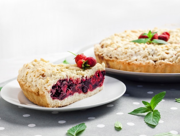 Tarta casera de bayas con crumble