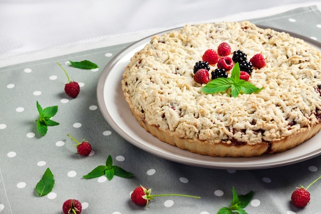 Tarta casera de berry shortcrust con crumble en placa