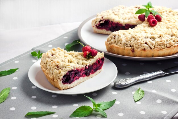 Tarta casera de berry shortcrust con crumble en un plato blanco