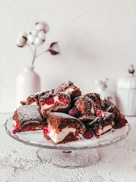 Tarta casera de brownie con queso crema y cerezas