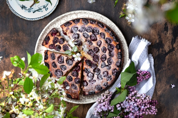 Tarta casera con cerezas, ricotta y azúcar glass