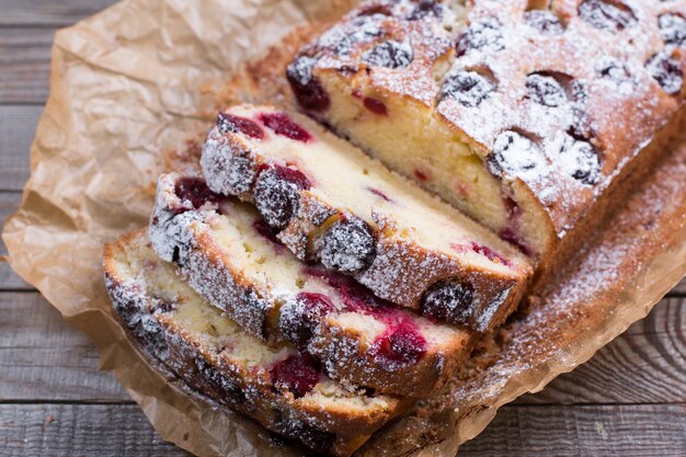 Tarta casera de cerezas con vainilla y azúcar glass