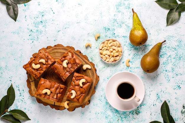 Tarta casera de chocolate rústico con pera y anacardos