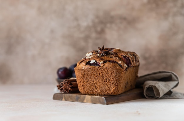 Tarta casera de ciruelas picantes decorada con almendras Tarta de pan con especias de ciruelas y almendras