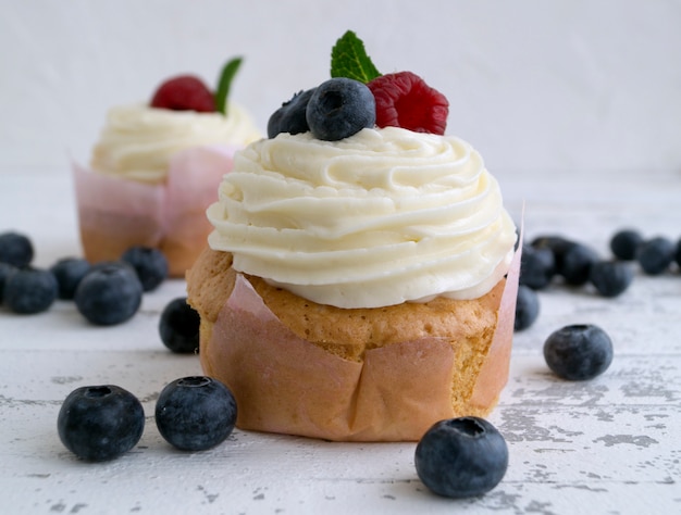 Tarta casera con crema dulce y bayas.