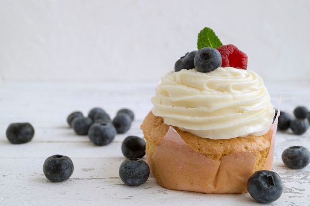 Tarta casera con crema dulce y bayas.