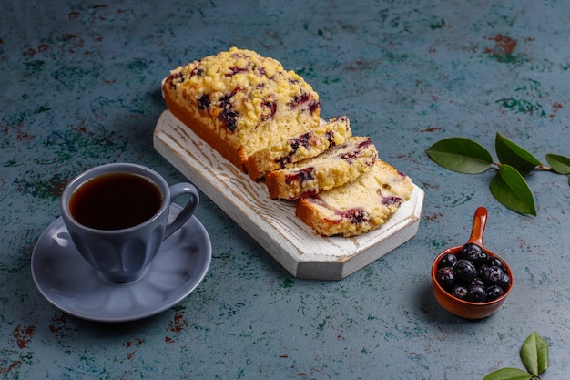 Tarta casera de crumble de arándanos con arándanos congelados, vista superior