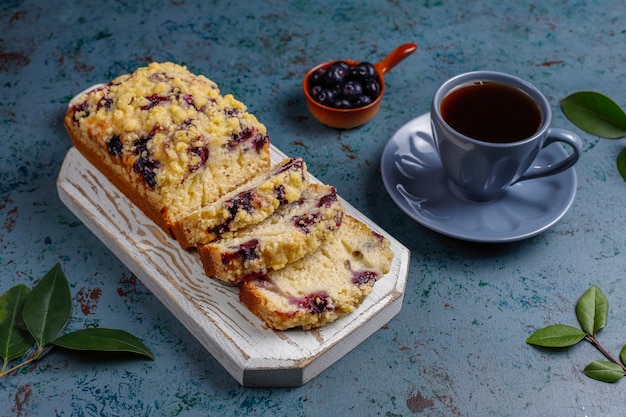 Tarta casera de crumble de arándanos con arándanos congelados, vista superior