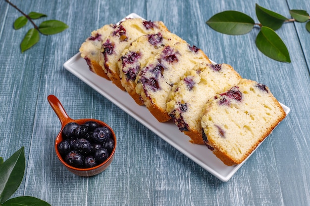 Tarta casera de crumble de arándanos con arándanos congelados, vista superior