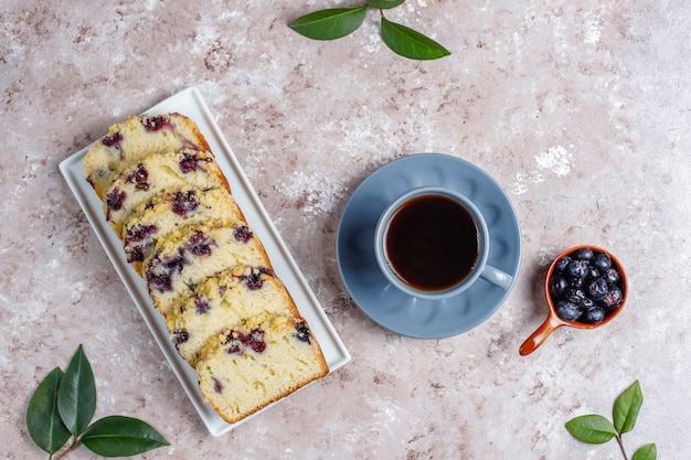 Tarta casera de crumble de arándanos con arándanos congelados, vista superior