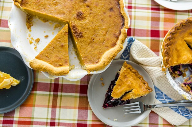 Tarta casera fresca hecha de bayas orgánicas.