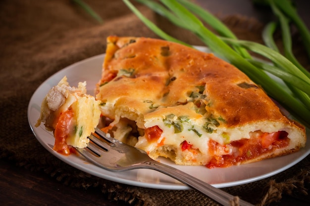 Tarta casera con hierbas de pollo y tomates en un plato