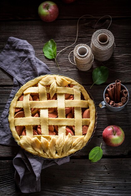 Tarta casera con manzanas hechas de ingredientes frescos