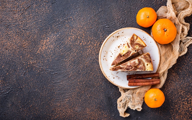 Tarta casera de mármol con chocolate y naranja.