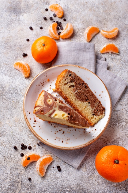 Tarta casera de mármol con chocolate y naranja.