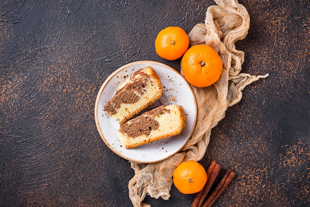 Tarta casera de mármol con chocolate y naranja.