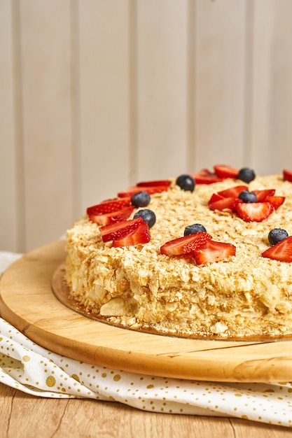 Tarta casera de Napoleón. Fondo de madera.