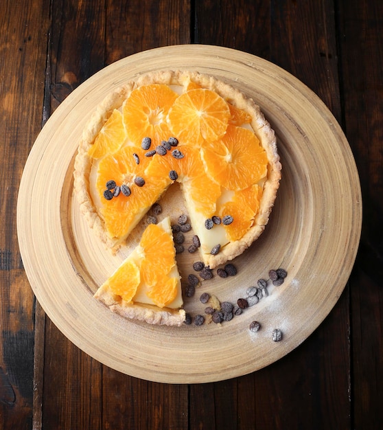 Tarta casera de naranja con granos de café sobre fondo de madera