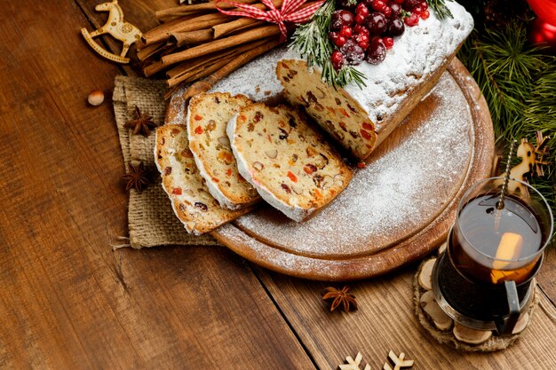 Tarta casera de navidad con frutas del bosque