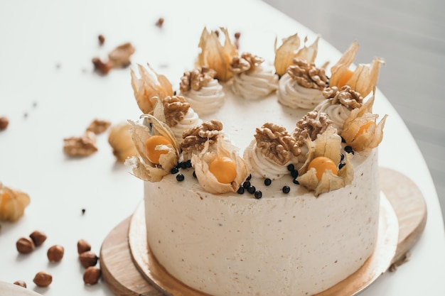 Tarta casera de nueces con physalis deliciosa y delicada tarta casera con nueces y frutos rojos