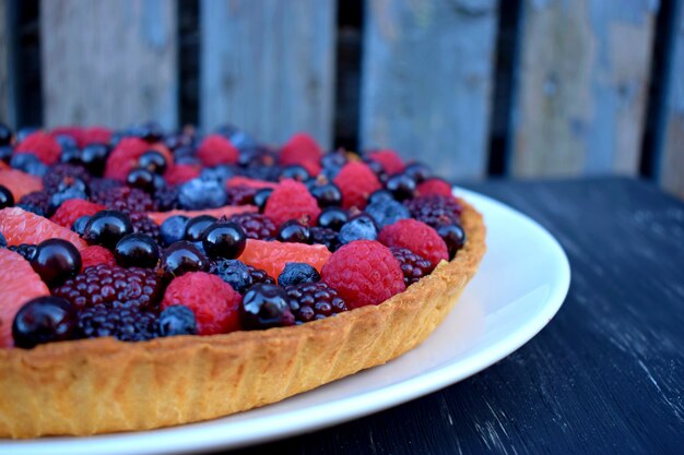 Foto tarta casera o tarta con bayas de verano.