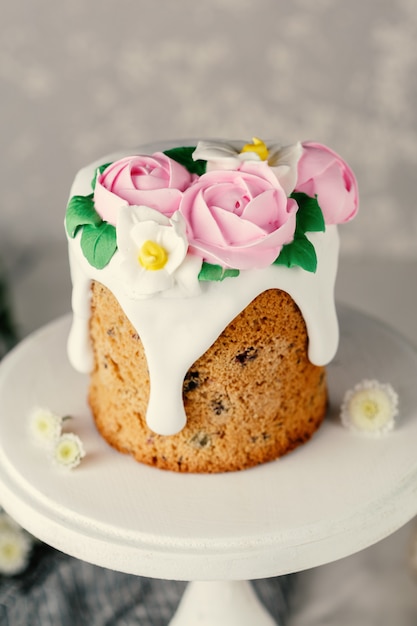 Foto tarta casera de pascua con flores