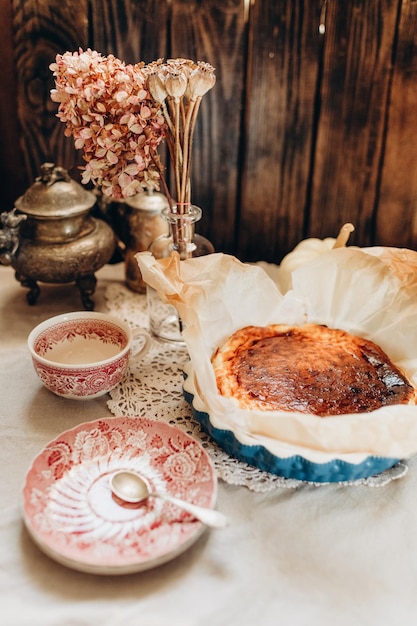 Tarta casera, pastel dulce y mesa rústica